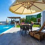 5 Bedroom Luxury With Private Pool Hot Tub *