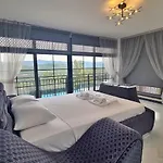 5 Bedroom Luxury With Private Pool Hot Tub *