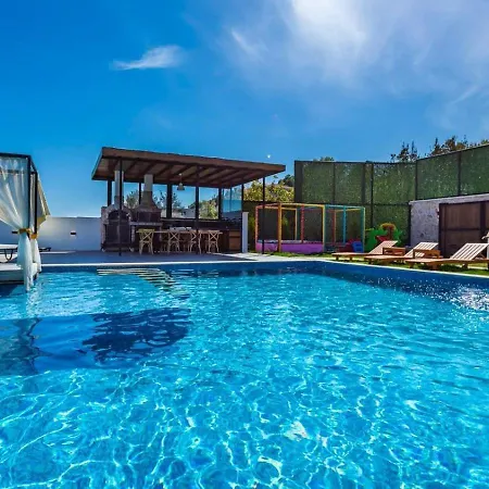 5 Bedroom Luxury With Private Pool Hot Tub *