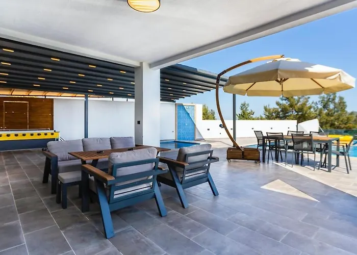 5 Bedroom Luxury With Private Pool Hot Tub Willa