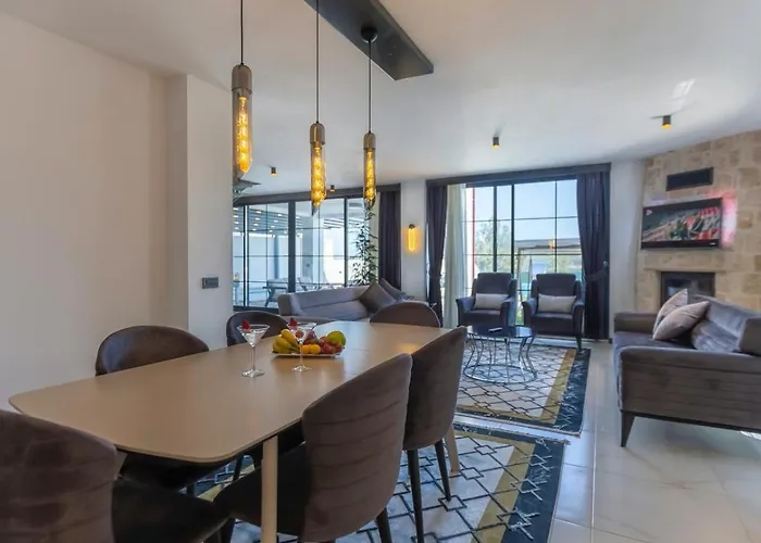 5 Bedroom Luxury With Private Pool Hot Tub *