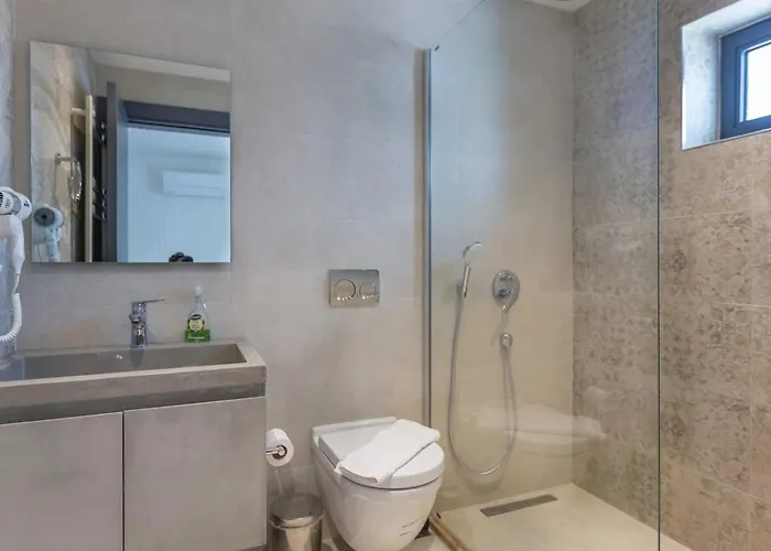 5 Bedroom Luxury With Private Pool Hot Tub *