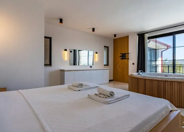 5 Bedroom Luxury With Private Pool Hot Tub Willa