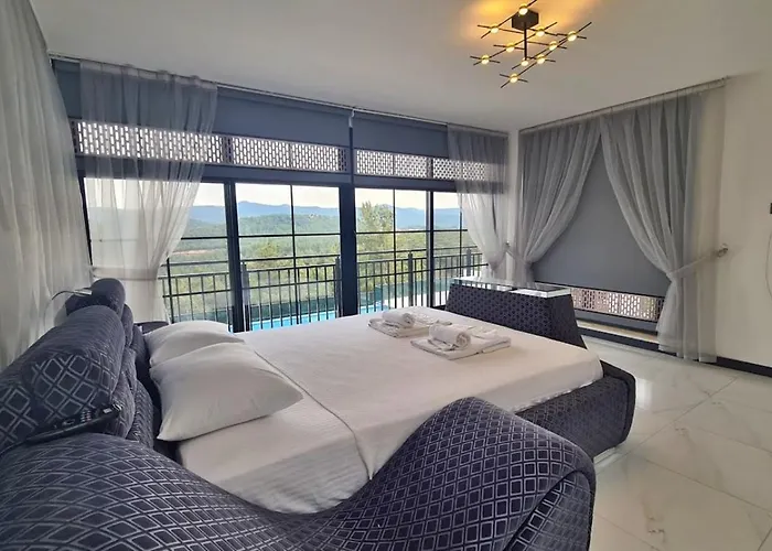 5 Bedroom Luxury With Private Pool Hot Tub *