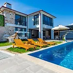 Villa 5 Bedroom Luxury With Private Pool Hot Tub *