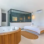 5 Bedroom Luxury With Private Pool Hot Tub Villa