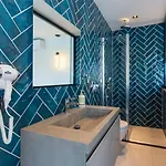5 Bedroom Luxury With Private Pool Hot Tub *