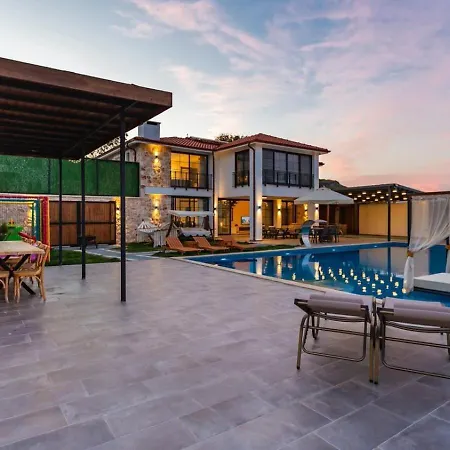 5 Bedroom Luxury With Private Pool Hot Tub Villa