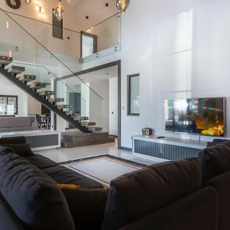 5 Bedroom Luxury With Private Pool Hot Tub Villa