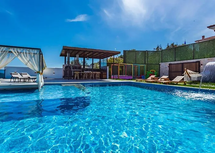 5 Bedroom Luxury With Private Pool Hot Tub *