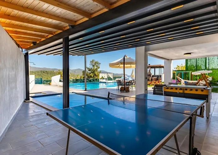 5 Bedroom Luxury With Private Pool Hot Tub Villa *