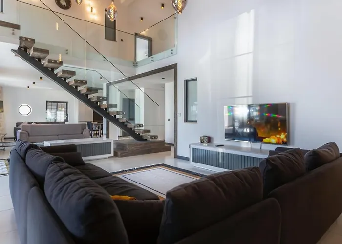 5 Bedroom Luxury With Private Pool Hot Tub Villa