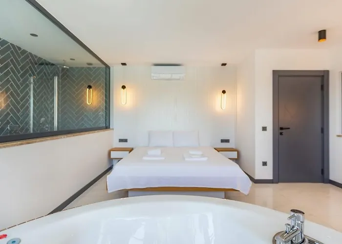 Villa 5 Bedroom Luxury With Private Pool Hot Tub *